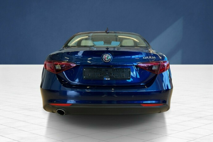 alfa-romeo-giulia-bensin-2019-big-6