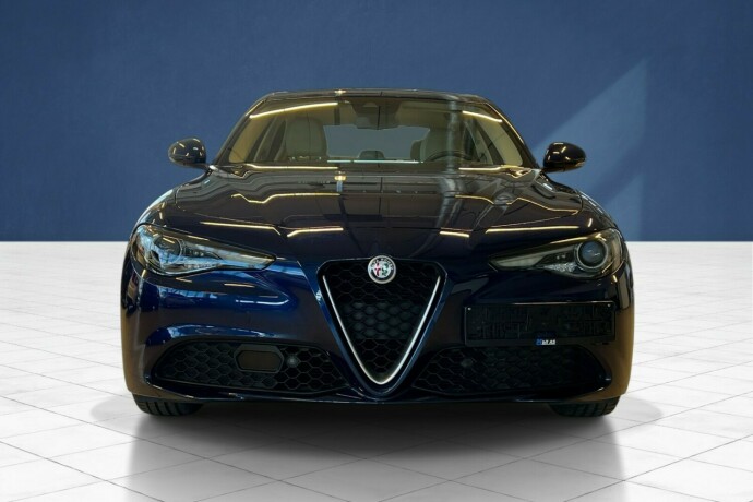 alfa-romeo-giulia-bensin-2019-big-2