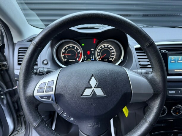 mitsubishi-lancer-bensin-2013-big-12