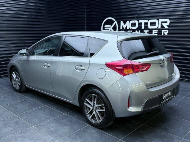 toyota-auris-elektrisitetbensin-2015-big-1