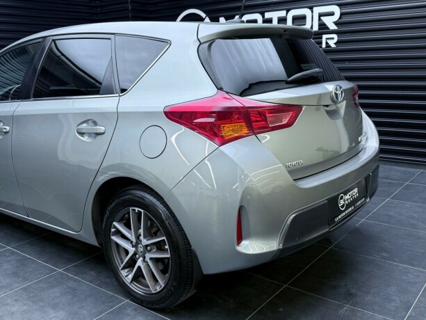 toyota-auris-elektrisitetbensin-2015-big-5