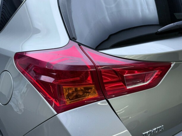 toyota-auris-elektrisitetbensin-2015-big-6
