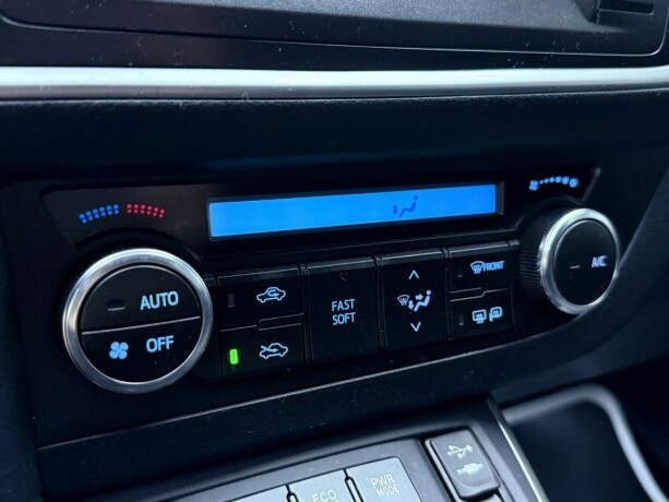 toyota-auris-elektrisitetbensin-2015-big-22