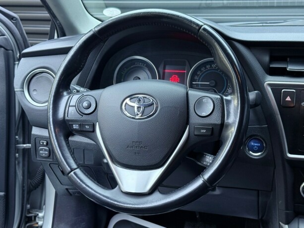 toyota-auris-elektrisitetbensin-2015-big-12