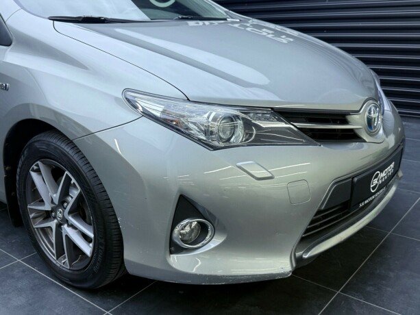 toyota-auris-elektrisitetbensin-2015-big-2