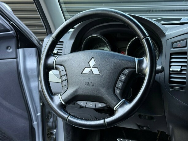 mitsubishi-pajero-diesel-2011-big-12