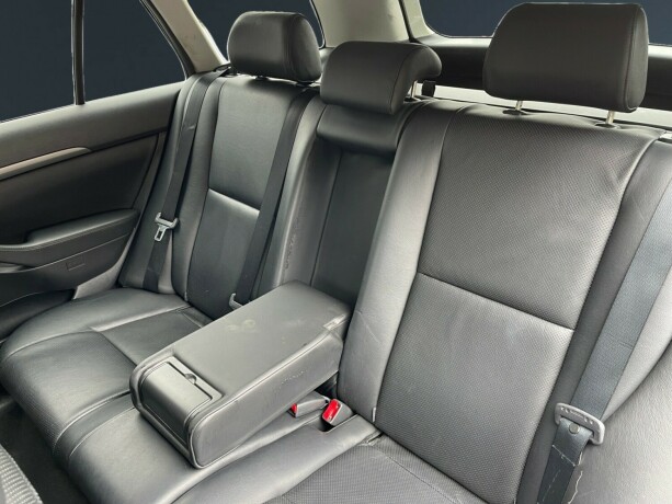 toyota-avensis-diesel-2007-big-10