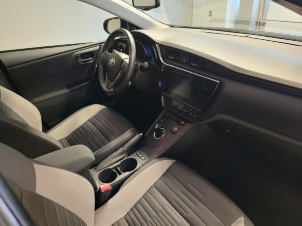 toyota-auris-elektrisitetbensin-2015-big-12
