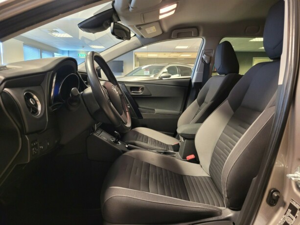 toyota-auris-elektrisitetbensin-2015-big-16