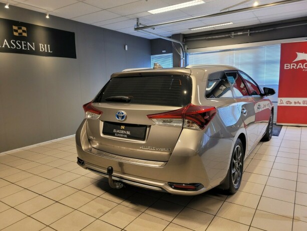 toyota-auris-elektrisitetbensin-2015-big-5