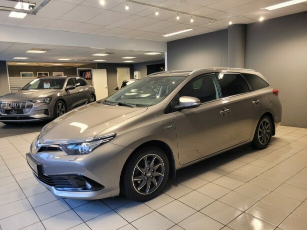 toyota-auris-elektrisitetbensin-2015-big-7