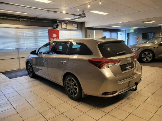 toyota-auris-elektrisitetbensin-2015-big-6