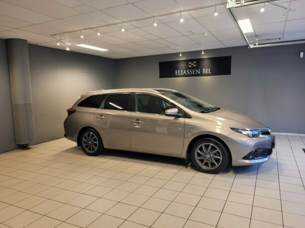 toyota-auris-elektrisitetbensin-2015-big-2