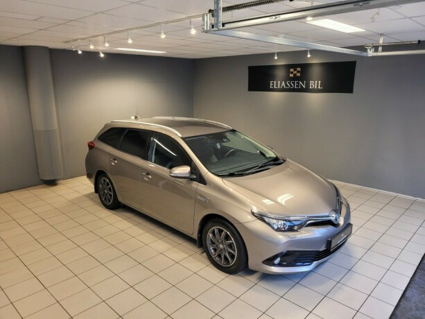 toyota-auris-elektrisitetbensin-2015-big-1