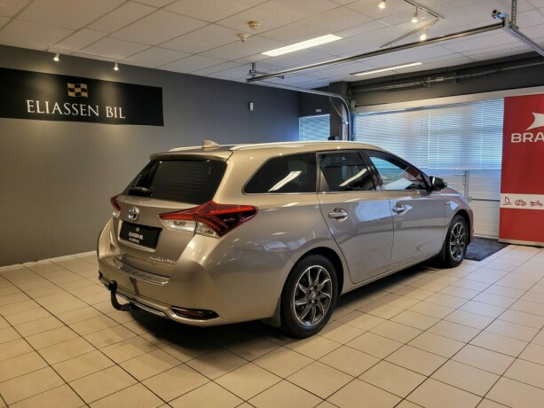 toyota-auris-elektrisitetbensin-2015-big-4