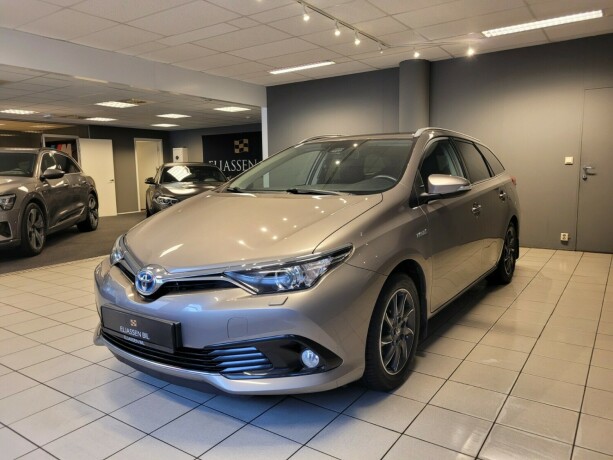toyota-auris-elektrisitetbensin-2015-big-8