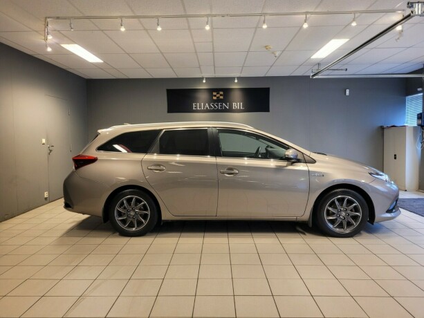 toyota-auris-elektrisitetbensin-2015-big-3