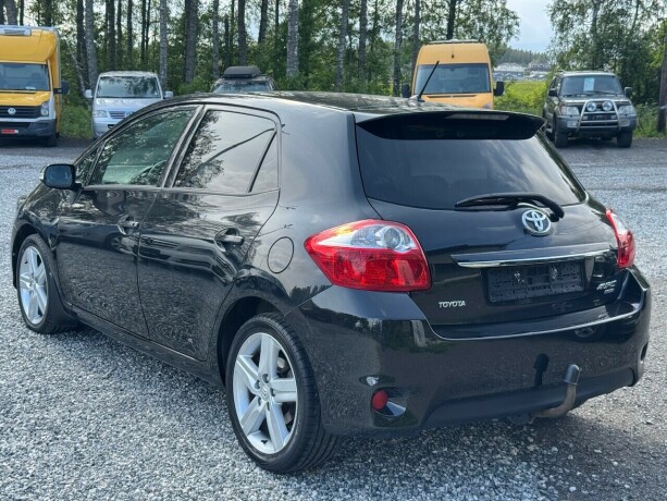 toyota-auris-diesel-2010-big-4