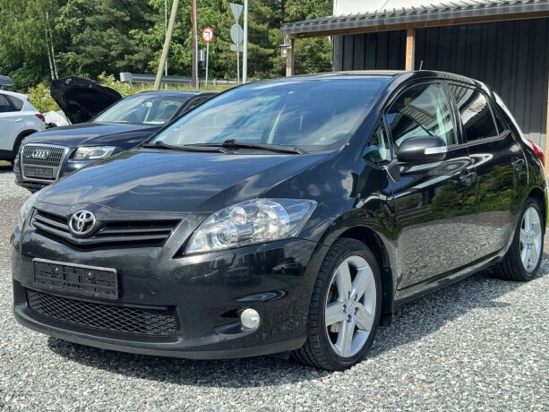 toyota-auris-diesel-2010-big-2