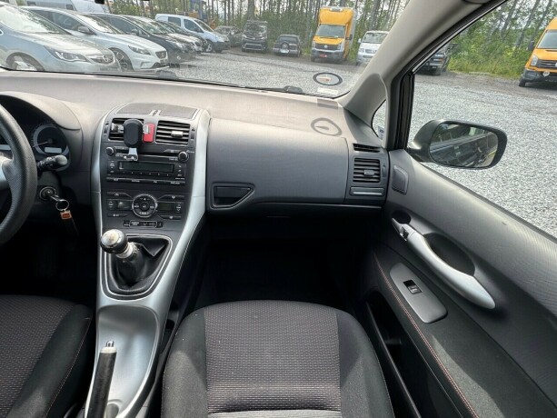toyota-auris-diesel-2010-big-14