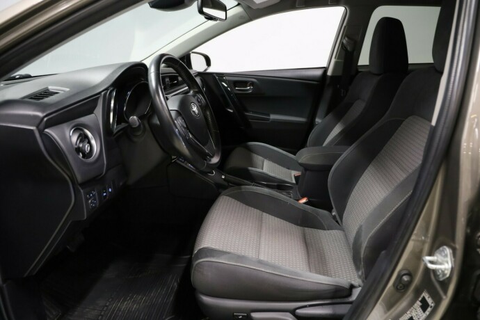 toyota-auris-elektrisitetbensin-2019-big-5