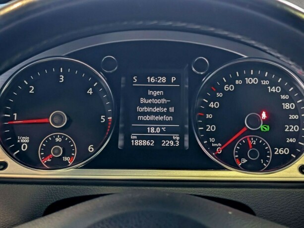 volkswagen-passat-diesel-2013-big-16