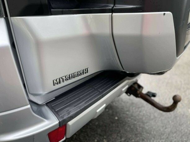 mitsubishi-pajero-diesel-2017-big-23