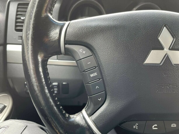 mitsubishi-pajero-diesel-2017-big-17