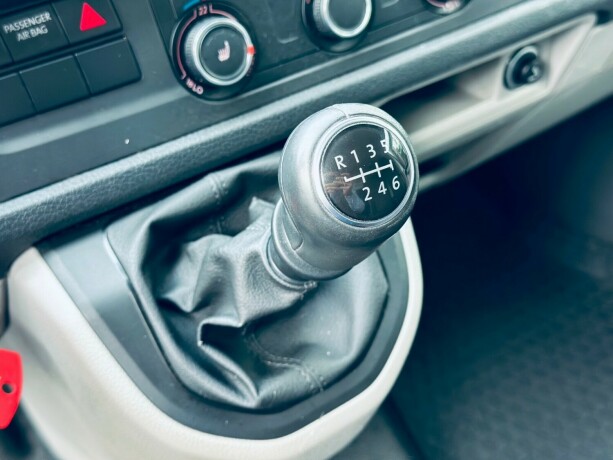volkswagen-transporter-diesel-2019-big-17