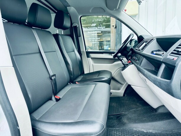 volkswagen-transporter-diesel-2019-big-15