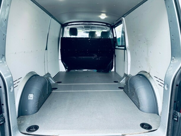 volkswagen-transporter-diesel-2019-big-23