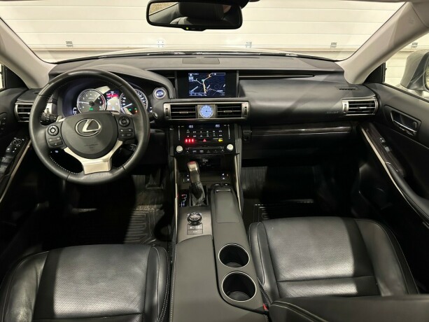 lexus-is-bensin-2013-big-14