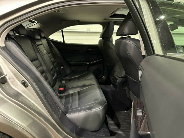 lexus-is-bensin-2013-big-10
