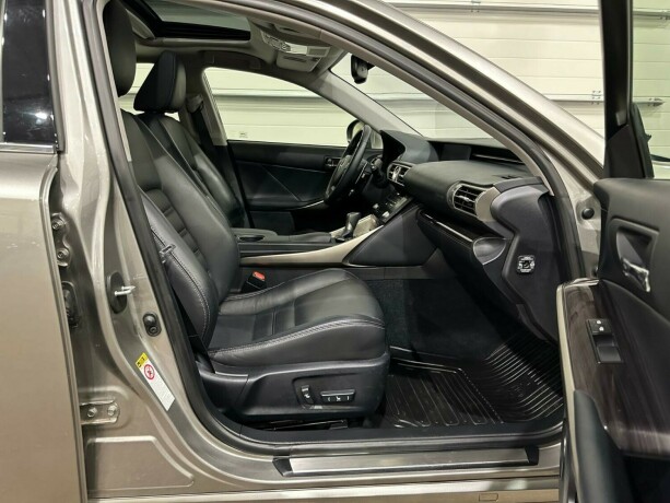 lexus-is-bensin-2013-big-9