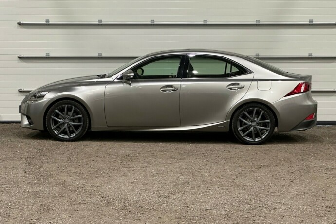lexus-is-bensin-2013-big-4