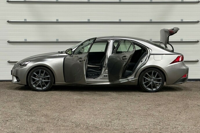 lexus-is-bensin-2013-big-5
