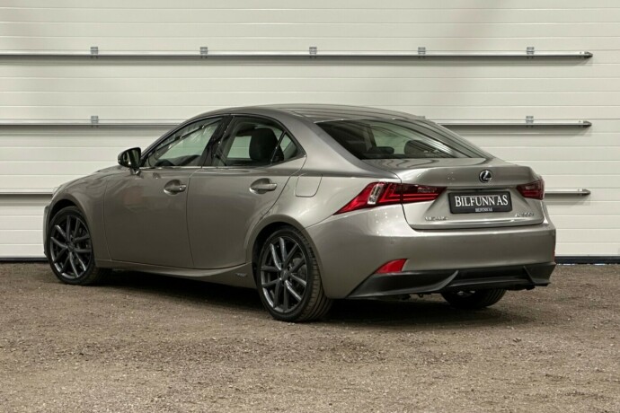 lexus-is-bensin-2013-big-3
