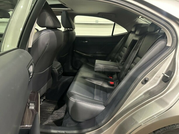 lexus-is-bensin-2013-big-11