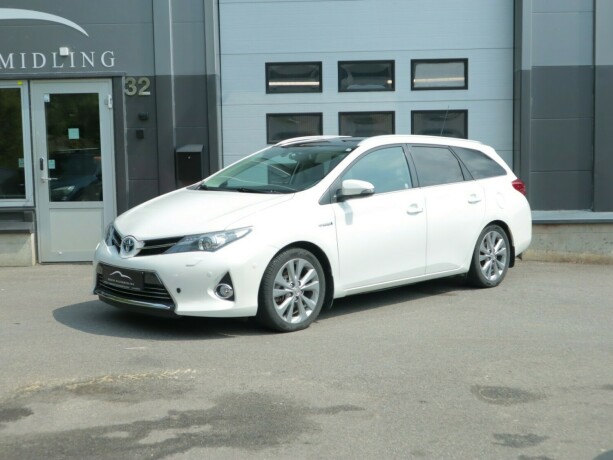 toyota-auris-elektrisitetbensin-2014-big-1