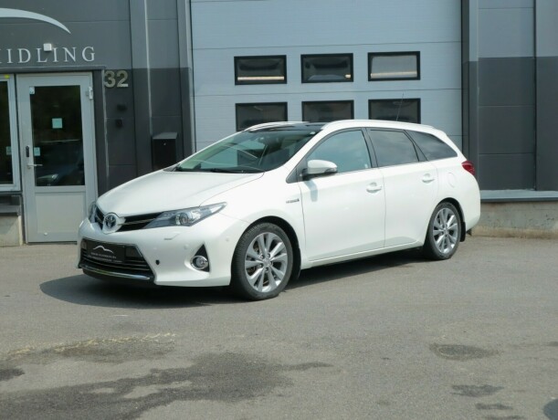 toyota-auris-elektrisitetbensin-2014-big-0