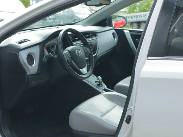 toyota-auris-elektrisitetbensin-2014-big-16