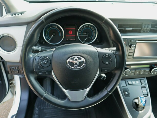 toyota-auris-elektrisitetbensin-2014-big-22