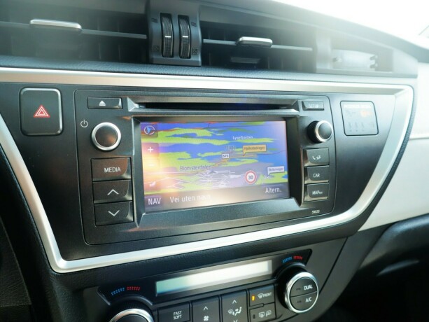 toyota-auris-elektrisitetbensin-2014-big-27
