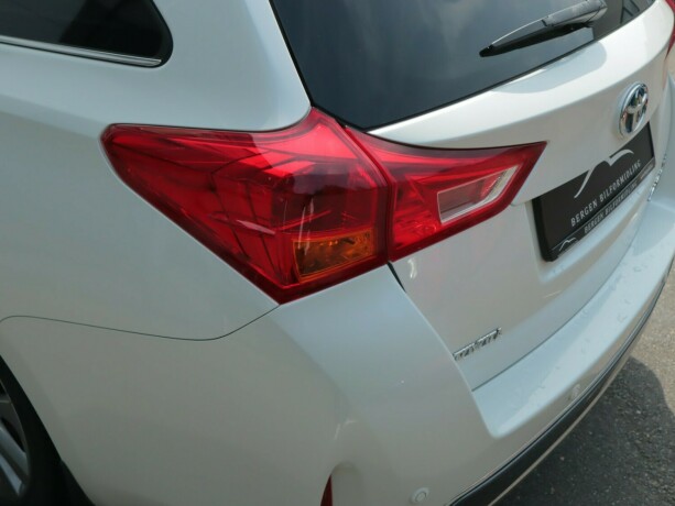 toyota-auris-elektrisitetbensin-2014-big-4
