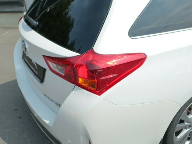 toyota-auris-elektrisitetbensin-2014-big-3