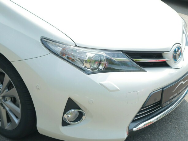 toyota-auris-elektrisitetbensin-2014-big-6