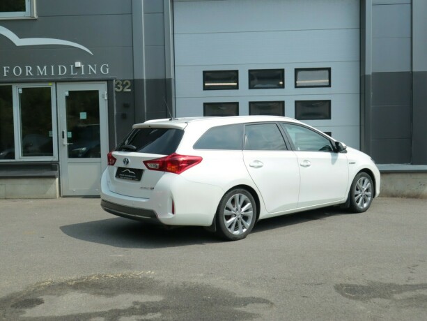 toyota-auris-elektrisitetbensin-2014-big-2