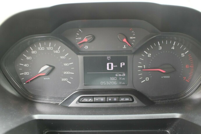 peugeot-partner-diesel-2020-big-9