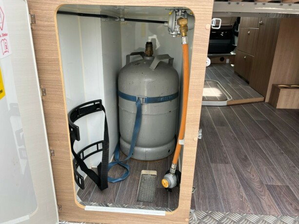adria-twin-600-spt-under-6-meter-reg-4-personer-fuktgasstest-god-nyttelast-truma-varme-2-sett-hjul-diesel-2017-big-9