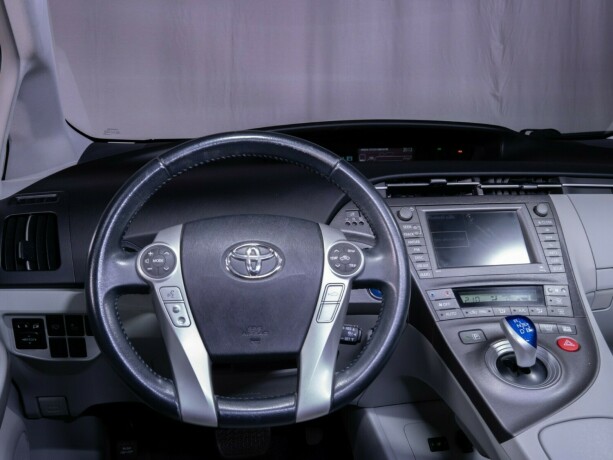 toyota-prius-bensin-2012-big-19